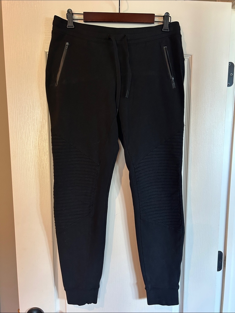 Women’s ALO Yoga Black Jogger Pants with Ribbed Knee Panels